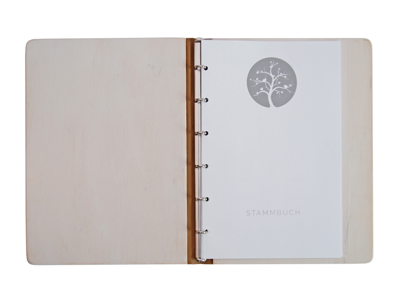 geöffnetes Stammbuch Holz mit Einlagen