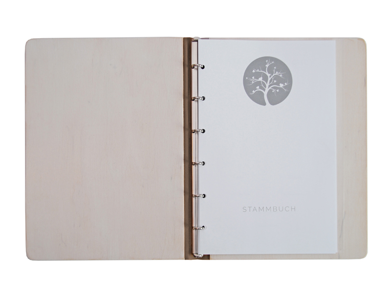 geöffnetes Stammbuch Holz in weiß mit Einlagen